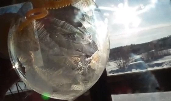 Απίστευτο! Δείτε τι γίνεται αν κάνεις σαπουνόφουσκα στους -30 βαθμούς Κελσίου